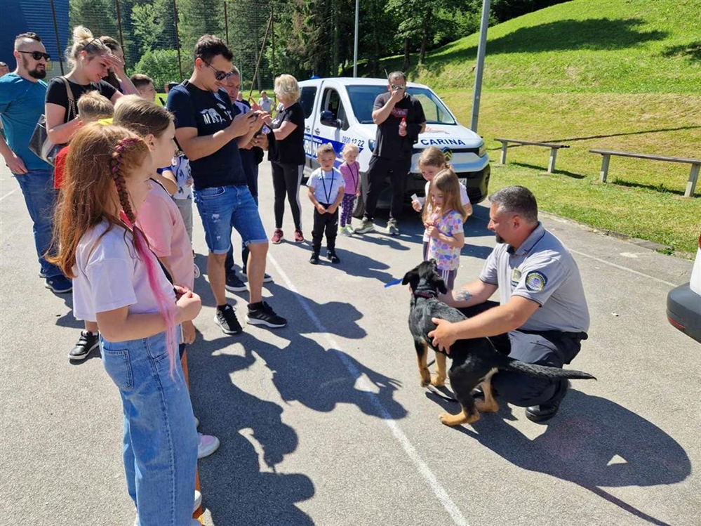 Prezentacija i pokazna vježba mladih pasa i službenih pasa Carinske uprave u Đurmancu, ponovno oduševila - najviše uživala djeca