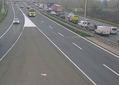 Nesreća na A3 u smjeru Bregane, vozi se uz ograničenje brzine, na A4 u smjeru Zagreba kolona je 6 km