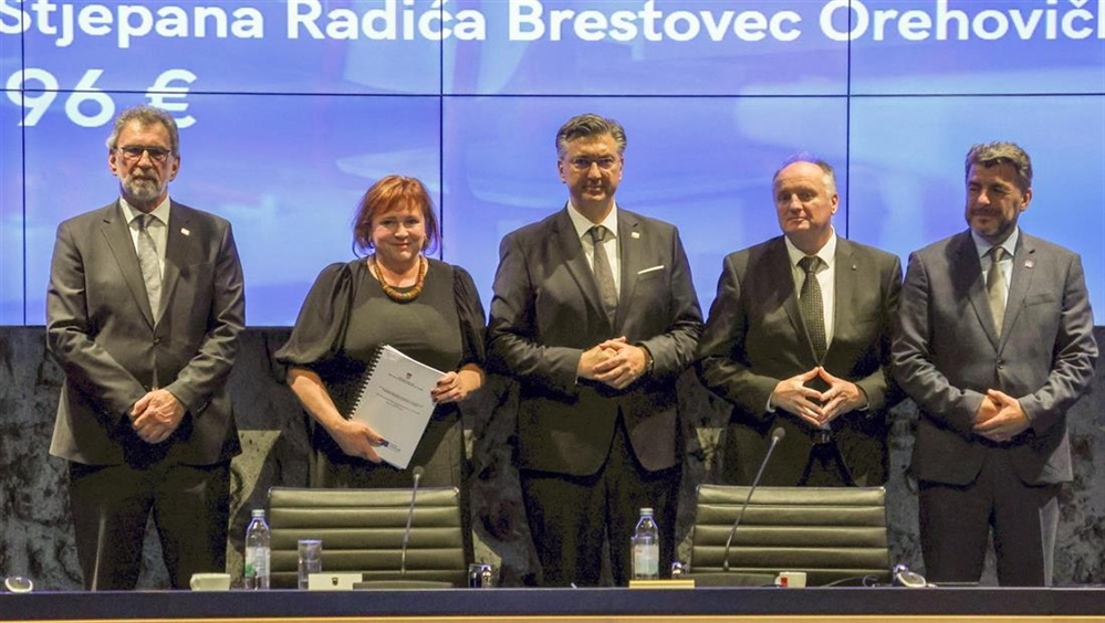 Zamjenici župana Jasni Petek uručena dva ugovora za rekonstrukciju škola, vrijedna preko 5,8 milijuna eura