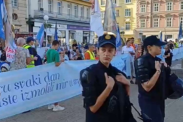 Prva subota u mjesecu opet u znaku molitve i prosvjeda: Sukob svjetonazora na Trgu bana Jelačića