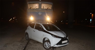 Pijana vozačica autom zapela na pruzi – od smrti ju spasio prisebni strojovođa