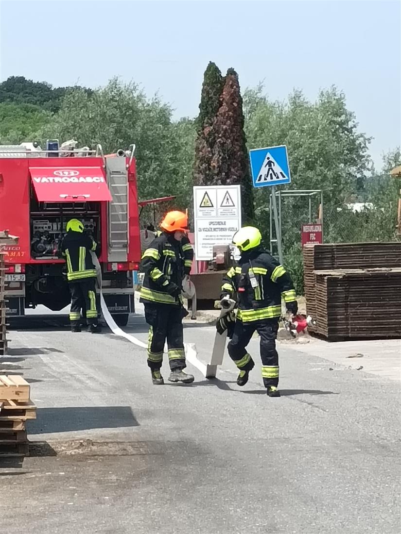 Vježba u Svetom Križu Začretju: Vatrogasci pokazali spremnost u gašenju požara tvrtke i spašavanju ozlijeđene osobe