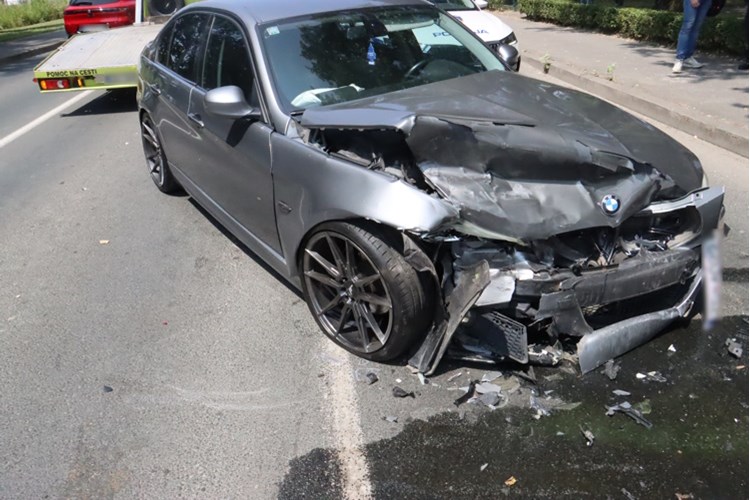 Vozio bez vozačke dozvole i udario u auto, odbio i alkotest, u bolnici radio nered – policajci ga vezali, a nakon toga i uhitili
