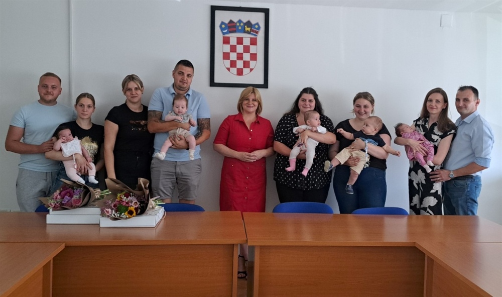 Načelnica Curiš Krok upriličila prijem za bebe i njihove roditelje:"Uz potpore svim roditeljima, majkama poduzetnicama osiguravamo besplatan vrtić za djecu""
