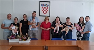 Načelnica Curiš Krok upriličila prijem za bebe i njihove roditelje:"Uz potpore svim roditeljima, majkama poduzetnicama osiguravamo besplatan vrtić za djecu""