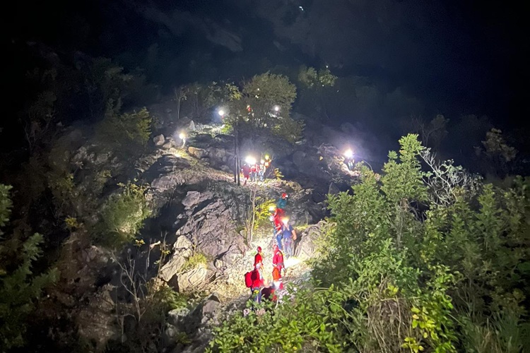 Spašavanje na Biokovu: žena provela noć na planini, helikopterom prevezena u bolnicu