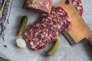 OPREZ: Iz prodaje se povlači suha češnjovka – sadrži opasnu bakteriju