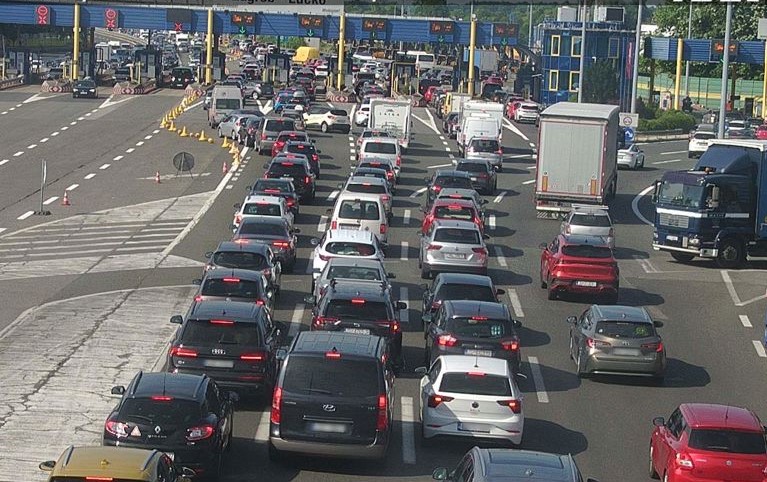 Prometne gužve pred vikend: Zastoji prema moru, kolone na naplatnim postajama