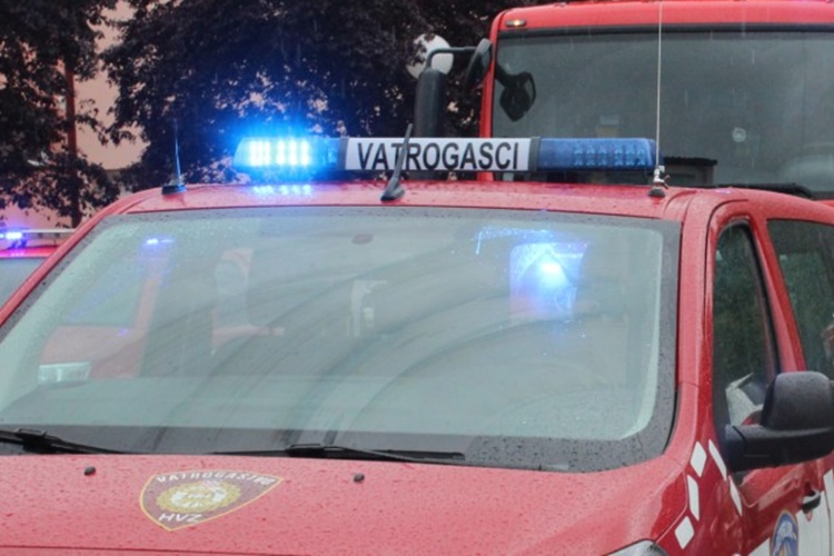 Vatrogasci spasili dijete iz zaključanog automobila!