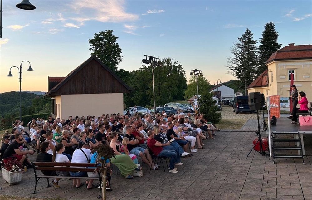 Mnogobrojna publika u Zagorskim Selima uživala u predstavi “Žene na rubu“