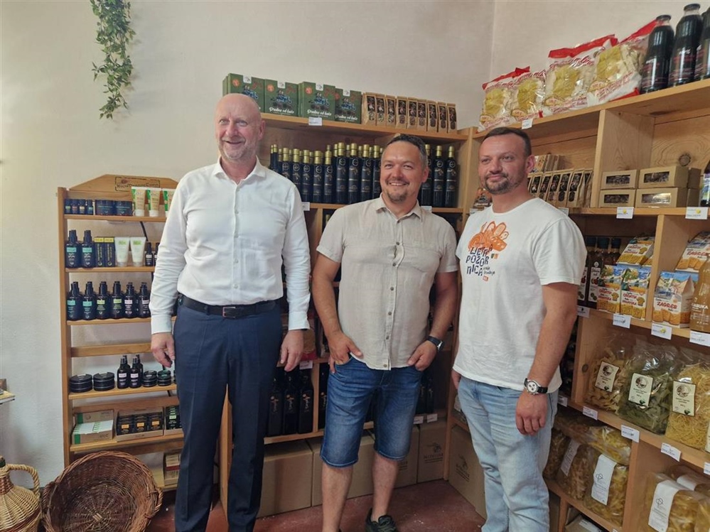 Od buče do brenda: OPG Cesarec otvorio vrata svoje prve trgovine u Zagorju - na otvorenju i župan Kolar