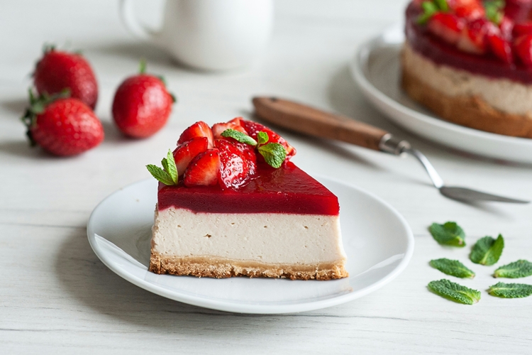 SLATKO ZADOVOLJSTVO Ova lagana jogurt torta s voćem po želji idealan je ljetni desert