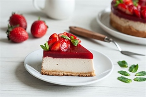 SLATKO ZADOVOLJSTVO Ova lagana jogurt torta s voćem po želji idealan je ljetni desert