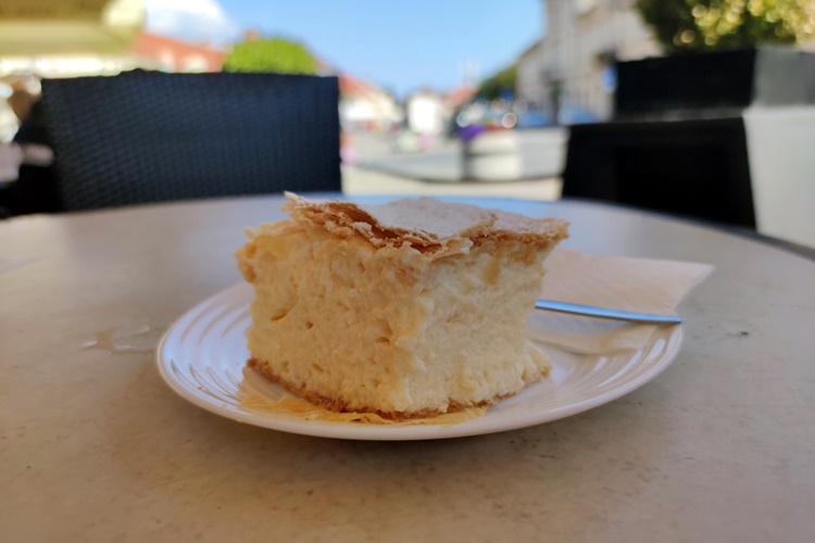 Brze i lagane jogurt kremšnite – ljetni desert koji ćete obožavati!
