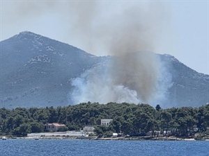 Izbio požar na Ugljanu: Na terenu vatrogasci i dva kanadera
