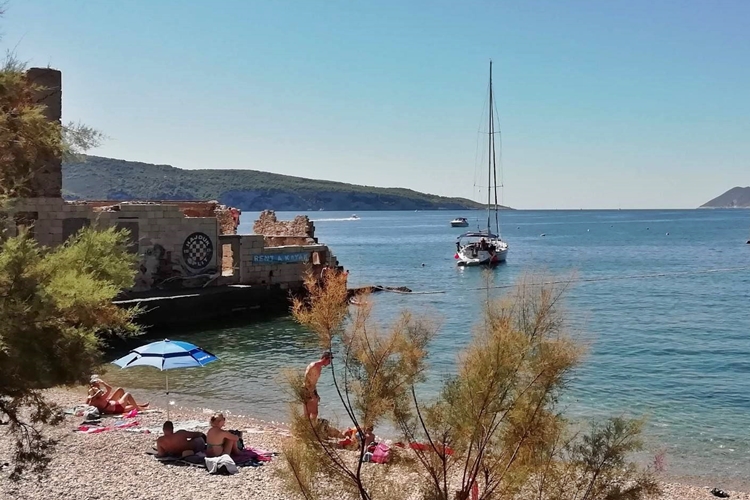 Strašan prizor na plaži Promajna: Muškarac preminuo u moru, tijelo satima ležalo ispod suncobrana