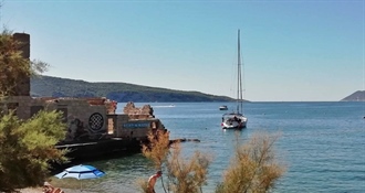 Strašan prizor na plaži Promajna: Muškarac preminuo u moru, tijelo satima ležalo ispod suncobrana