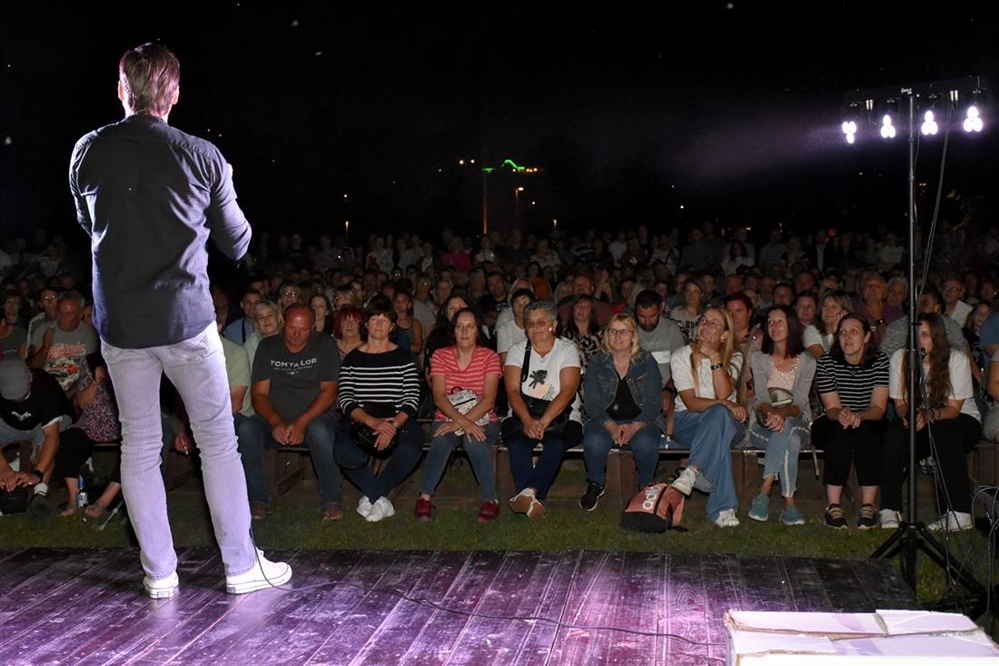 Održan stand-up show na Otoku mladosti u Ludbregu: Alex Lazić nasmijao publiku do suza