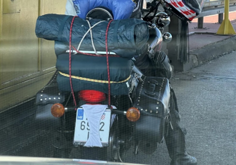 Novi hit s hrvatskih cesta: Motociklist prekrio tablicu – gaćama!