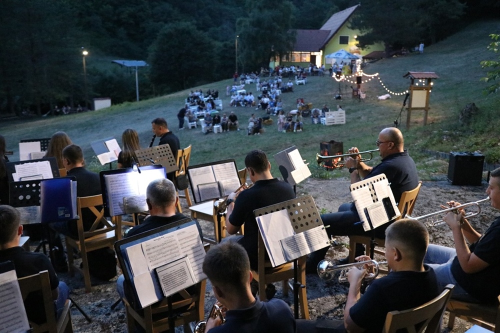 Lobor: Brojna publika i ove godine uživala u raznovrsnom repertoaru loborskog Puhačkog orkestra