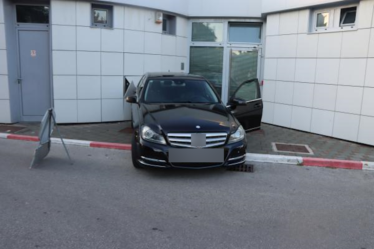 Vozačica s Mercedesom krapinskih tabila zabila se u benzinsku - evo koju je kaznu dobila