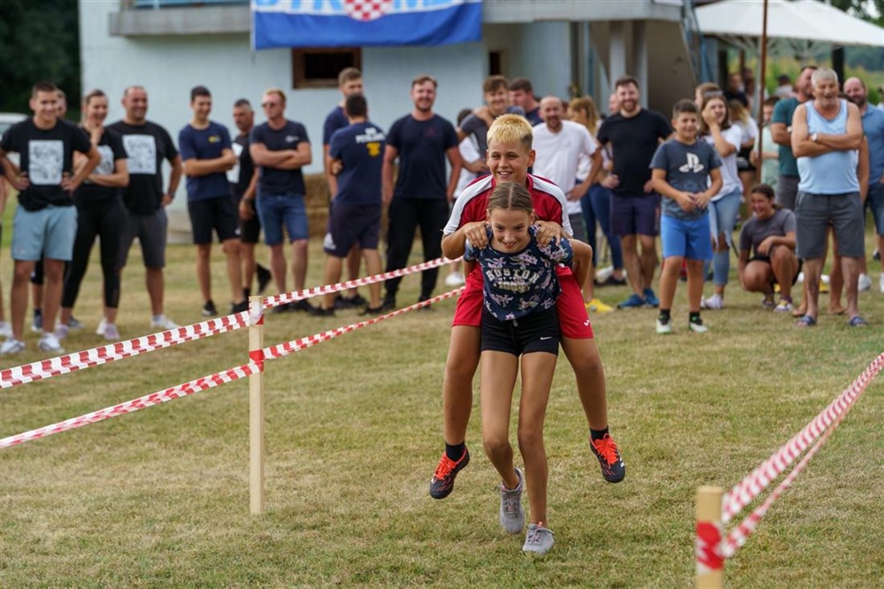 Spoj tradicije i dobre zabave! 5. Strmske seoske igre u Petrijancu okupile sve generacije