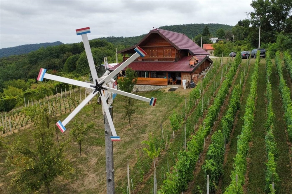 Pripreme za berbe su počele! U Leskovcu Topličkom podignut klopotec