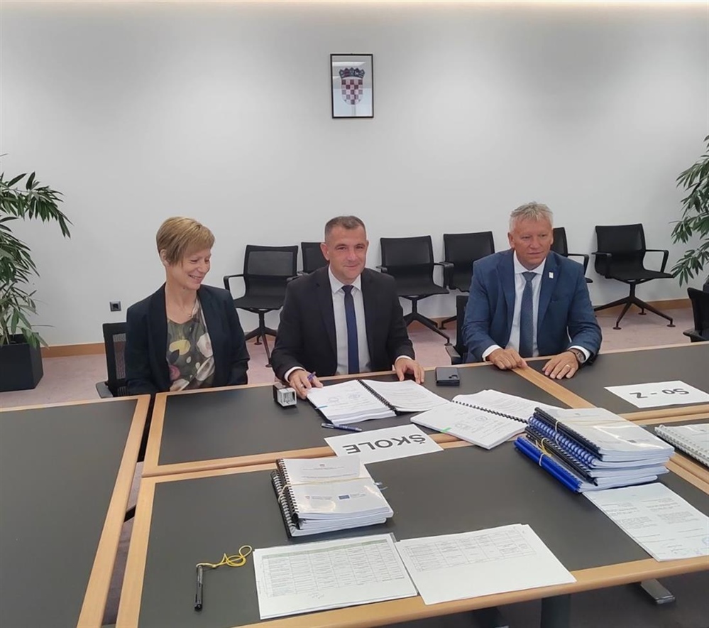 Županu Posavcu uručeni ugovori o sufinanciranju dva vrijedna projekta - Kreće gradnja dvorane i vrtića