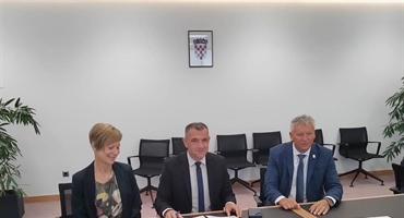 Županu Posavcu uručeni ugovori o sufinanciranju dva vrijedna projekta - Kreće gradnja dvorane i vrtića