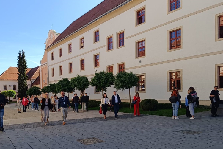 Projektni tim predvođen FOI-jem razvio AI asistenta za Moodle- pomaže studentima i rasterećuje nastavnike