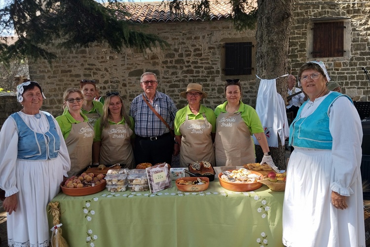 Znate kaj su "žmaki"? Doznajte odgovor i upoznajte udrugu Starinski žmaki koja okusima i mirisima tradicije osvaja Hrvatsku