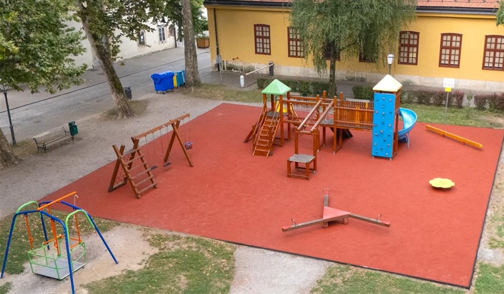 Nastavak uređenja dječjih igrališta u Varaždinu: U Habdelićevoj postavljena nova podloga od 330 kvadrata
