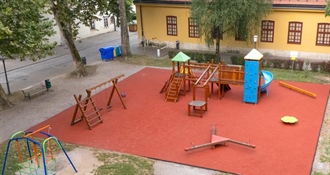 Nastavak uređenja dječjih igrališta u Varaždinu: U Habdelićevoj postavljena nova podloga od 330 kvadrata