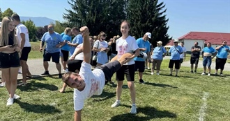 Seoske igre starih sportova: U Salinovcu se danas hodalo na štakama, bikovalo, vozilo u tačkama...
