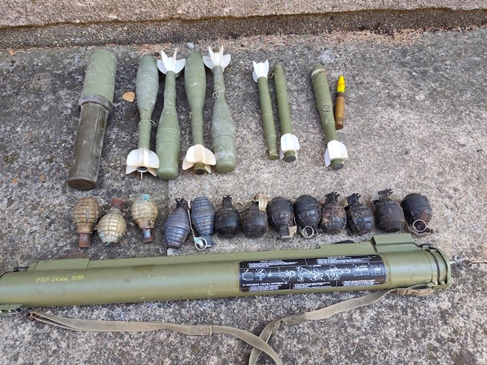 Čistio zgradu pa pronašao cijeli arsenal oružja. Predao ga policiji