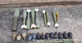Čistio zgradu pa pronašao cijeli arsenal oružja. Predao ga policiji