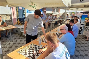 Hrvatski velemajstor Saša Martinović odigrao simultanku na Lovrečevu 2025. u Varaždinskim Toplicama