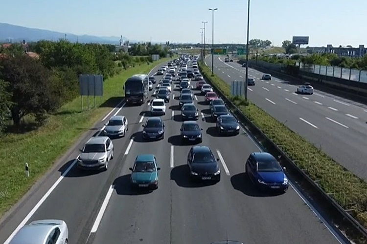 Nova subota, novi problemi: Već se stvaraju kolone na cestama prema moru
