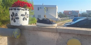 OVO JE SVE! Pronašao tenisicu i mobitel u dvorištu pa poručio: „Muška Pepeljugo ili Pepeljugane, dođi po svoje stvari”