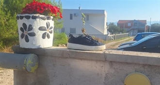 OVO JE SVE! Pronašao tenisicu i mobitel u dvorištu pa poručio: „Muška Pepeljugo ili Pepeljugane, dođi po svoje stvari”