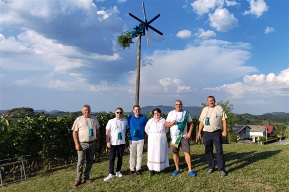 Tradicija koja povezuje generacije: Klopotec ponovno zaklopotao nad jesejanskim vinogradima