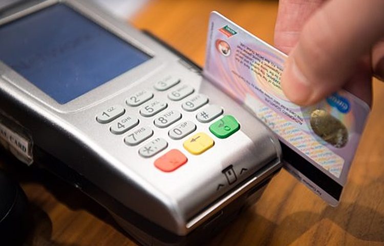 Gotovo polovica Hrvata kupuje preko interneta barem jednom mjesečno, a čak 96 posto ih koristi karticu
