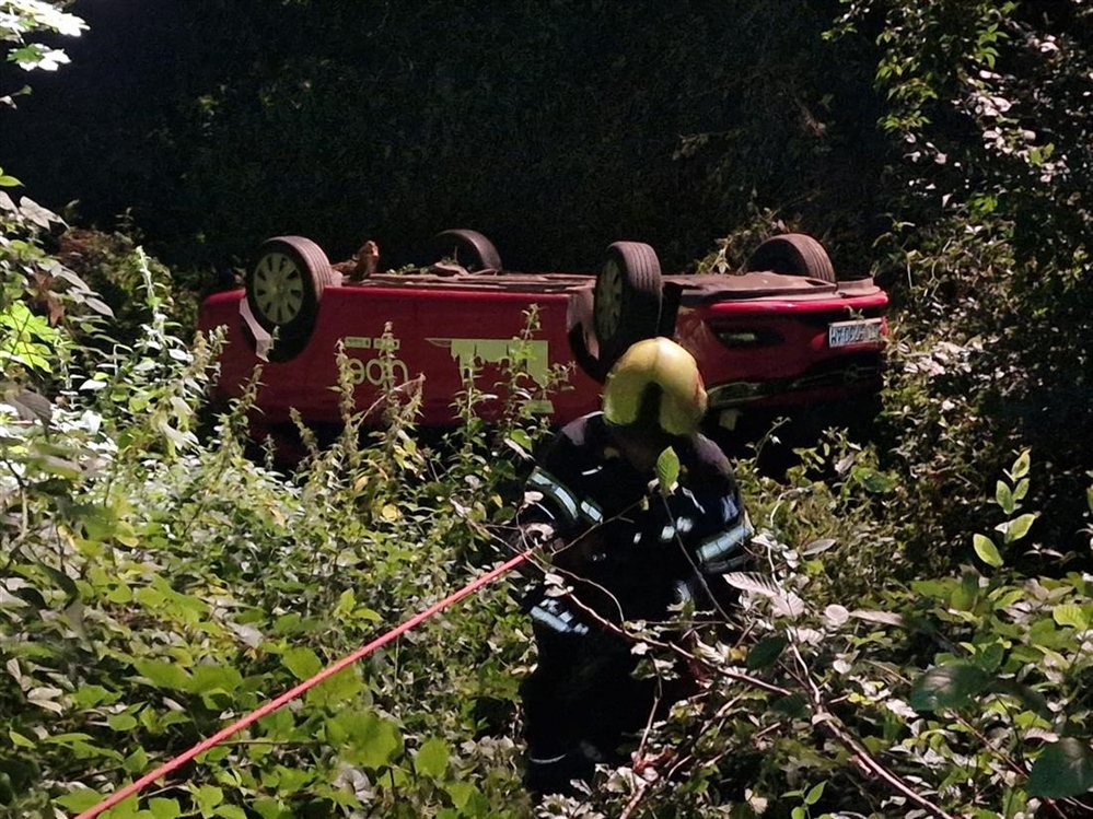 Sreća u nesreći na Medvednici: Automobil završio u provaliji, vozač se sam izvukao