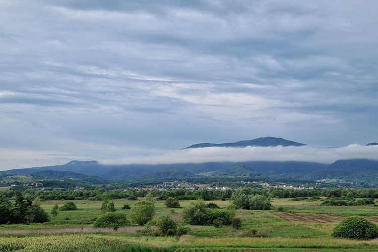 Promjenjivo vrijeme s kišom i grmljavinom, popodne razvedravanje