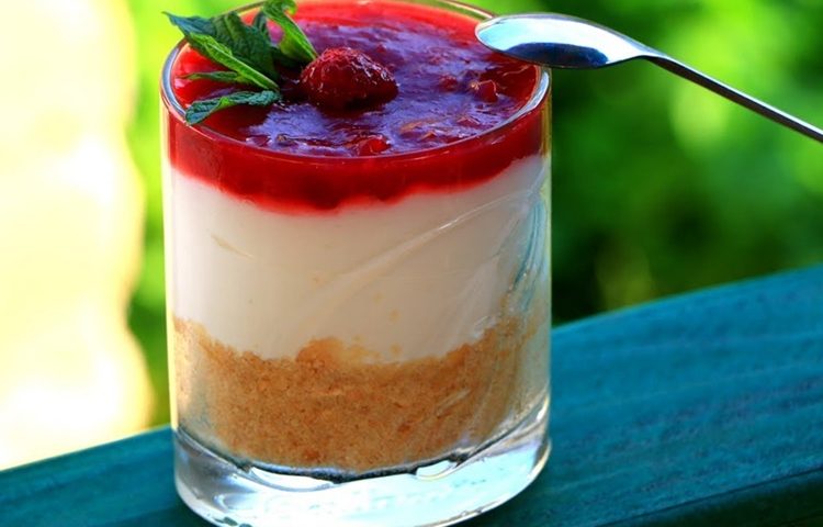 Savršena nedjeljna slastica gotova za svega par minuta – brzopotezan i ukusan Cheesecake s jagodama!