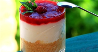 Savršena nedjeljna slastica gotova za svega par minuta – brzopotezan i ukusan Cheesecake s jagodama!