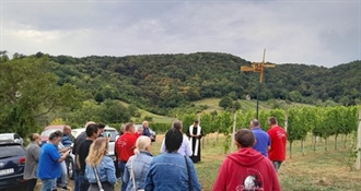 Udruga vinogradara “Zagorska brajda“ Budinščina proslavila Bartolovo - u vinogradu Darka Hercigonje postavljen i “klopotec“