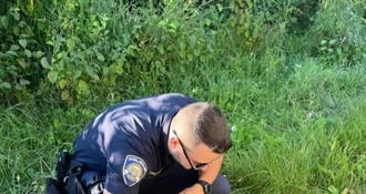 Hrvatski policajac odvojio užinu za napuštenog mačića – fotografija oduševila tisuće