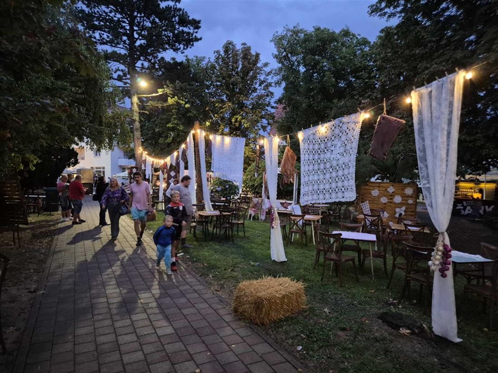 U Vrbovcu otvoren 44. Festival „Kaj su jeli naši stari“: U prvom planu pera, luk i glazbene zvijezde