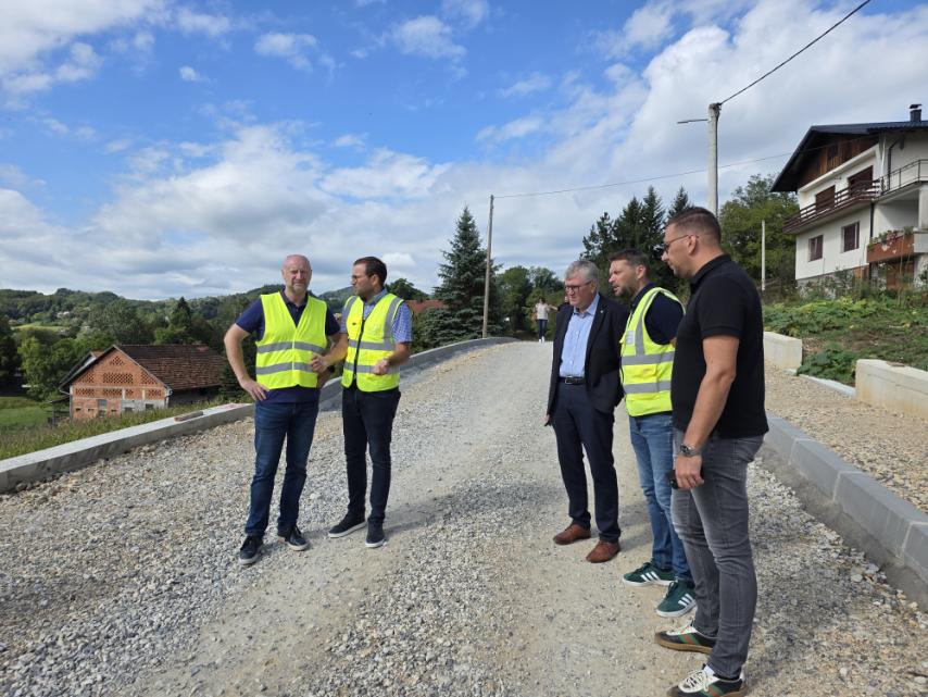 Župan Kolar obišao radove rekonstrukcije ceste i sanacije klizišta u Tuheljskim Toplicama – mještani i gosti uskoro će moći nesmetano prometovati